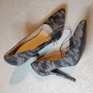 Wild Diva Lounge women's green and gray camo print heels. NWOT. Size 8.5